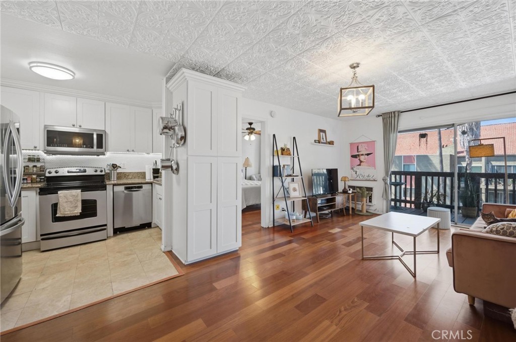 525 S Ardmore Avenue 320 Property Photo 1