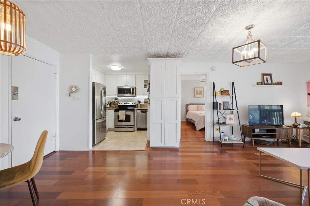525 S Ardmore Avenue 320 Property Photo 2