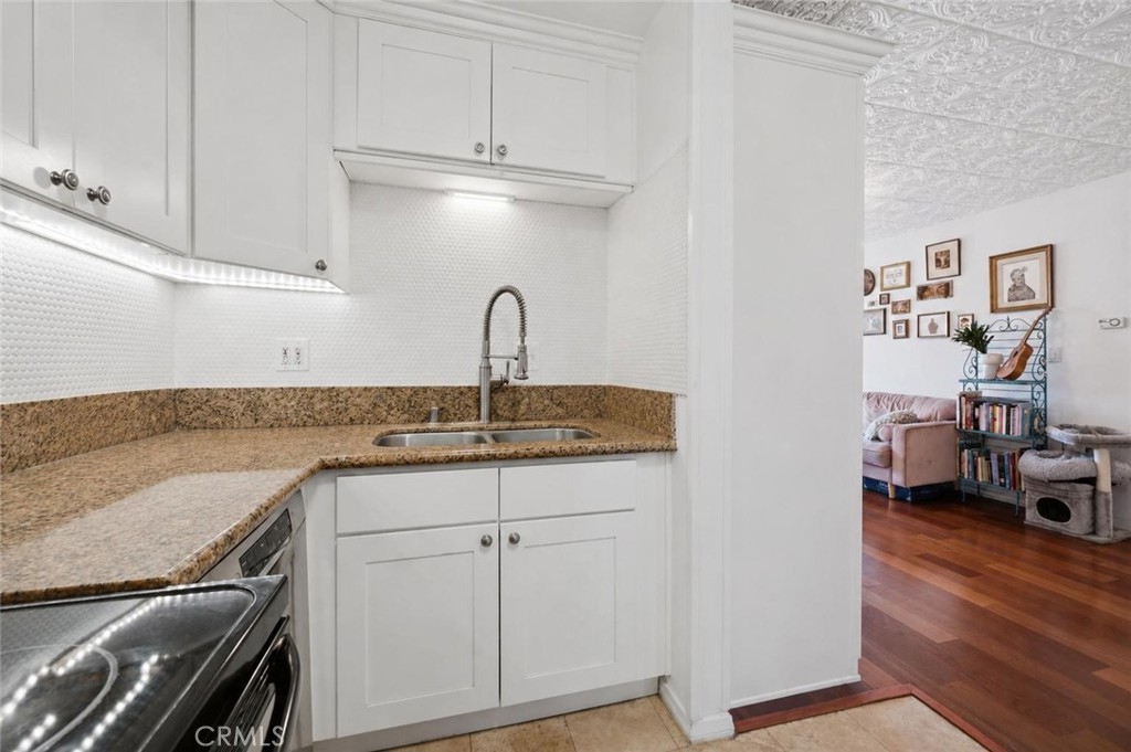 525 S Ardmore Avenue 320 Property Photo 4