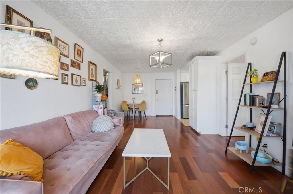 525 S Ardmore Avenue 320 Property Photo 7