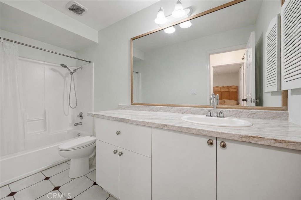 525 S Ardmore Avenue 320 Property Photo 11