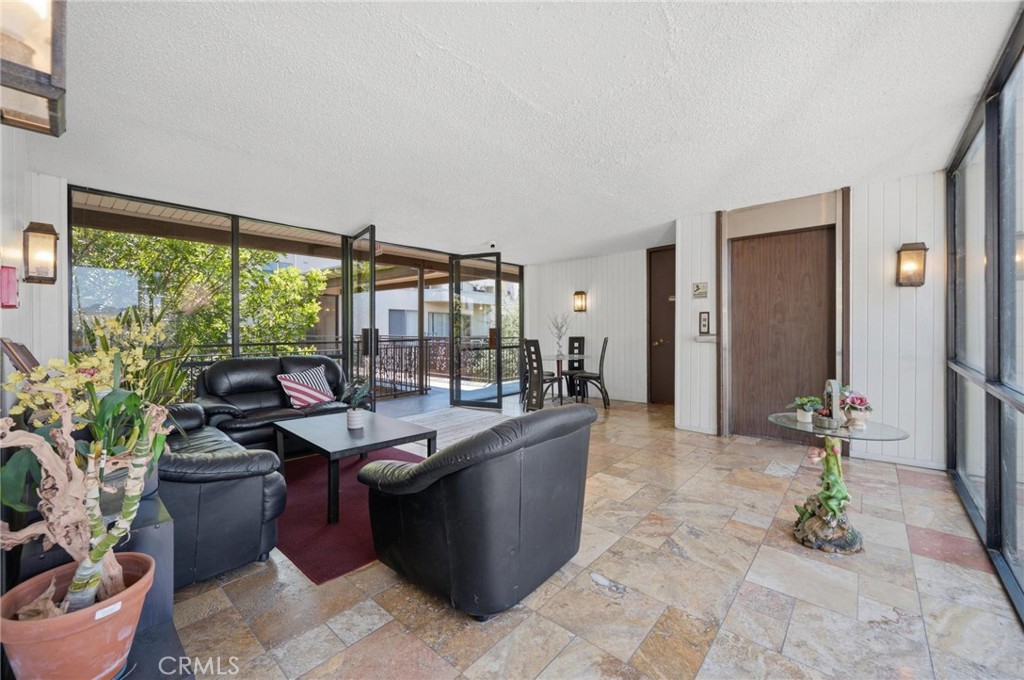 525 S Ardmore Avenue 320 Property Photo 17
