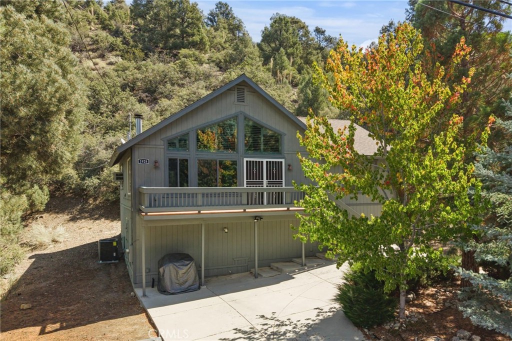 1928 Woodland Drive Property Photo 3
