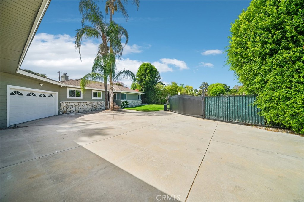 9509 Jellico Avenue Property Photo 2