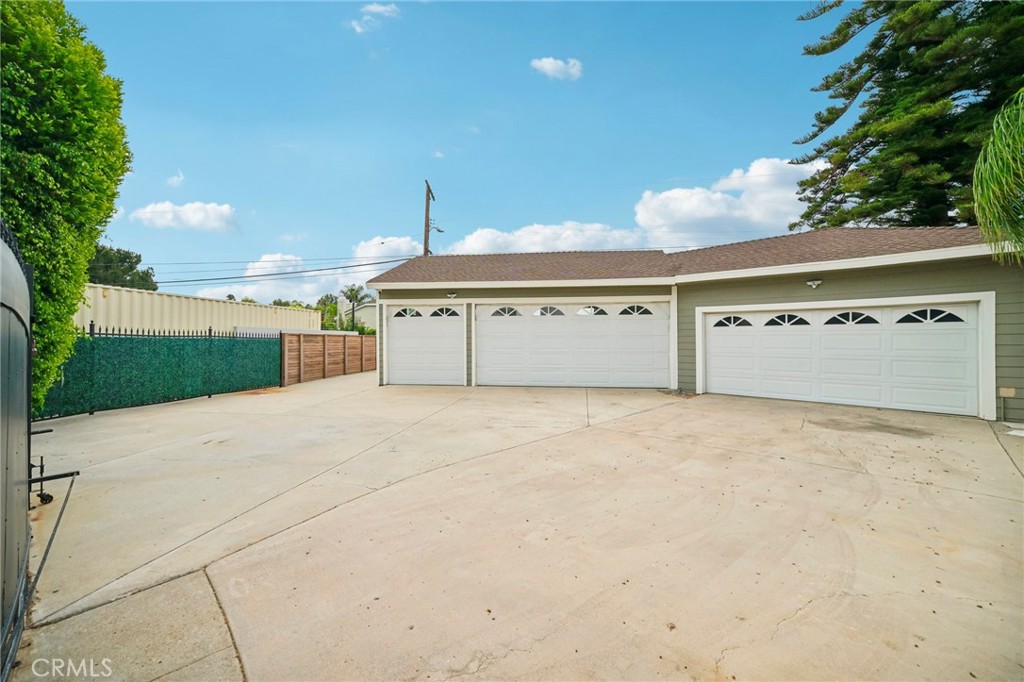 9509 Jellico Avenue Property Photo 3