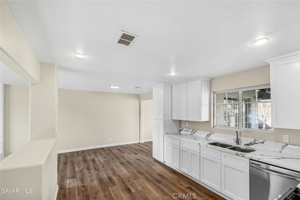 45503 11th Street West Property Photo 9