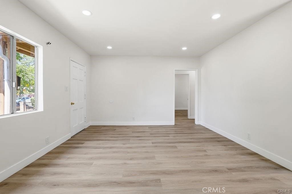 10332 Cayuga Avenue Property Photo 4