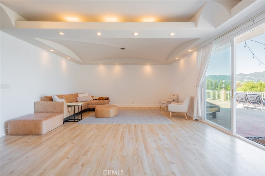 4321 Clear Valley Drive Property Photo 10