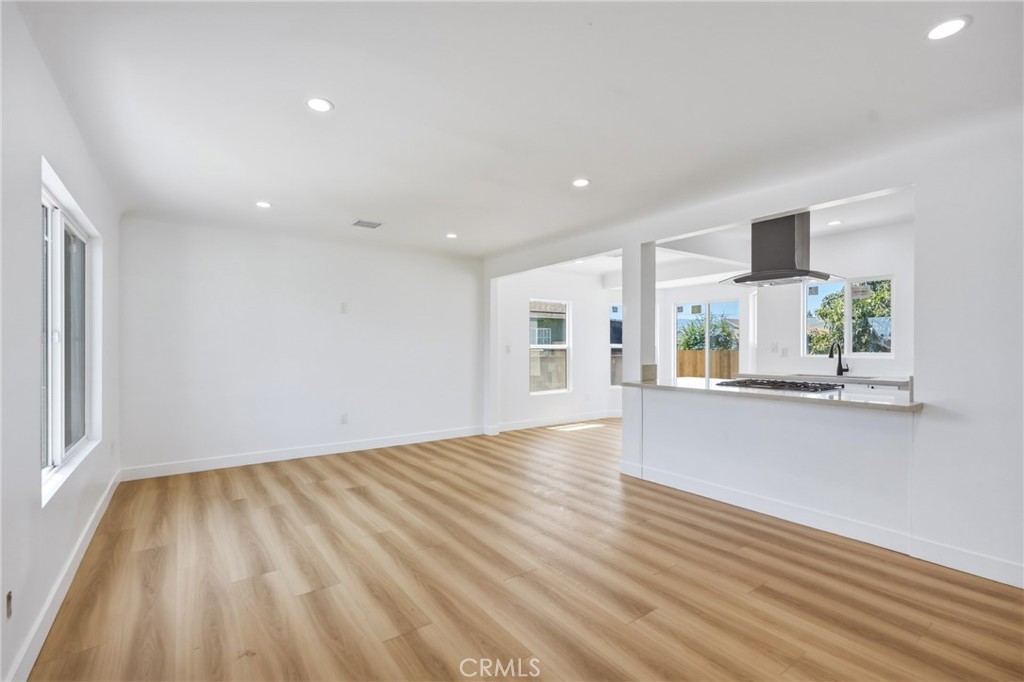 1433 N Neptune Property Photo 2