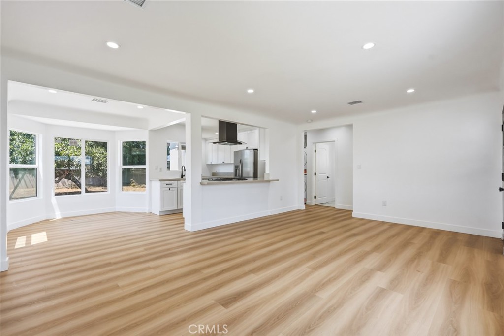 1433 N Neptune Property Photo 3
