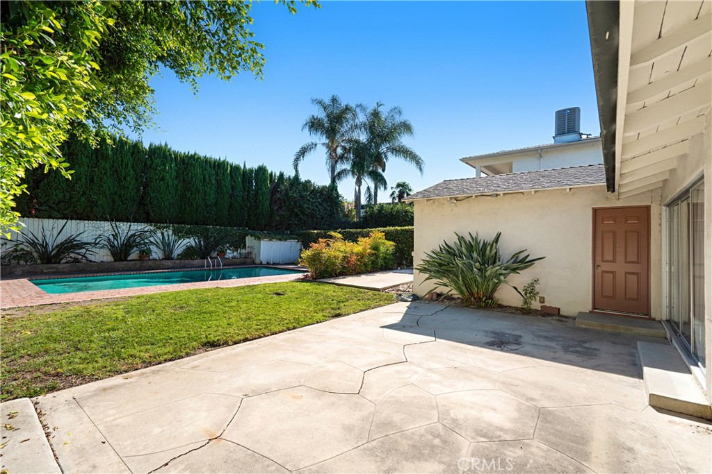 15516 Huston Street Property Photo 25