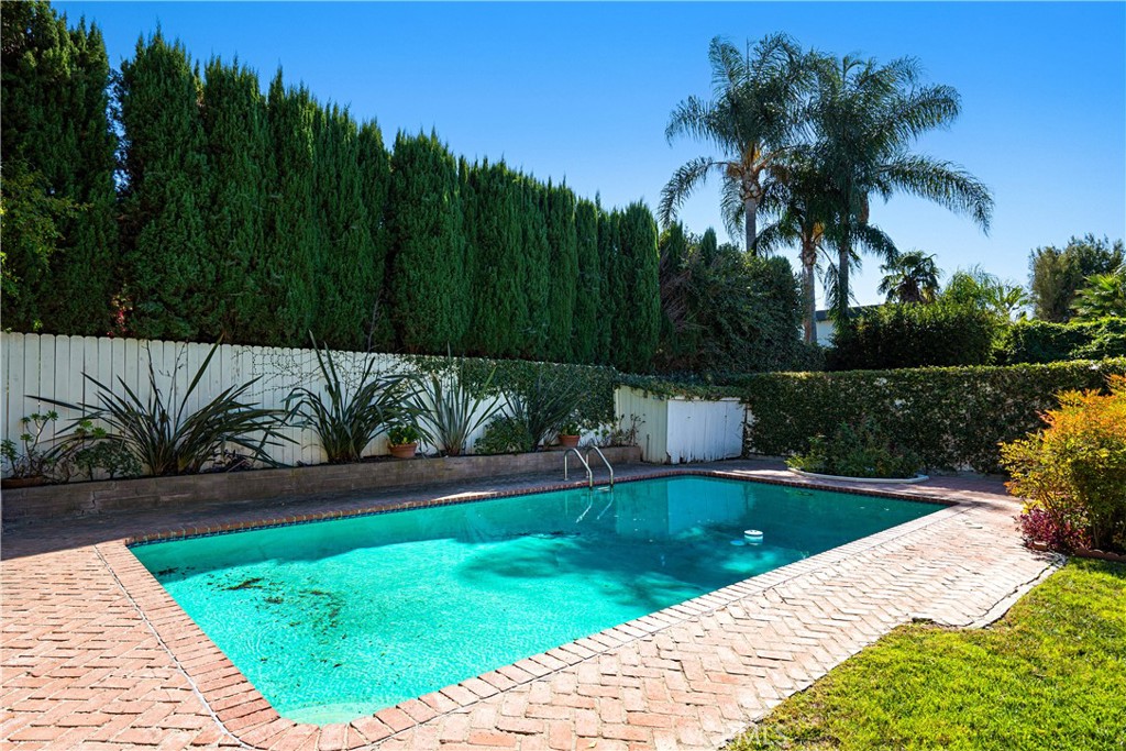 15516 Huston Street Property Photo 26