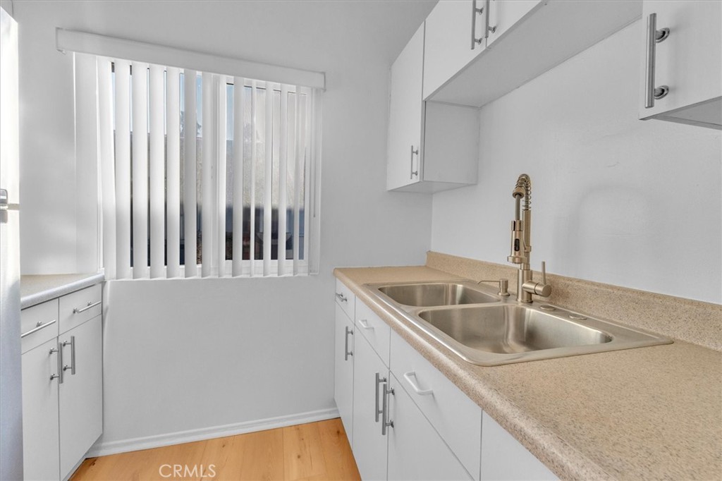 6643 De Longpre 10 Property Photo 17