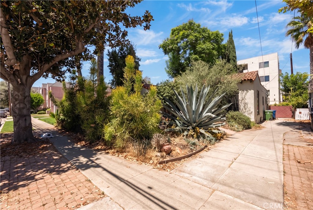 11209 La Maida Property Photo 1