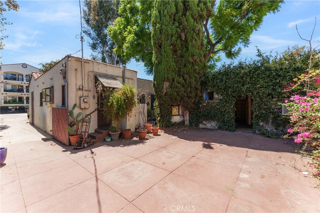 11209 La Maida Property Photo 3