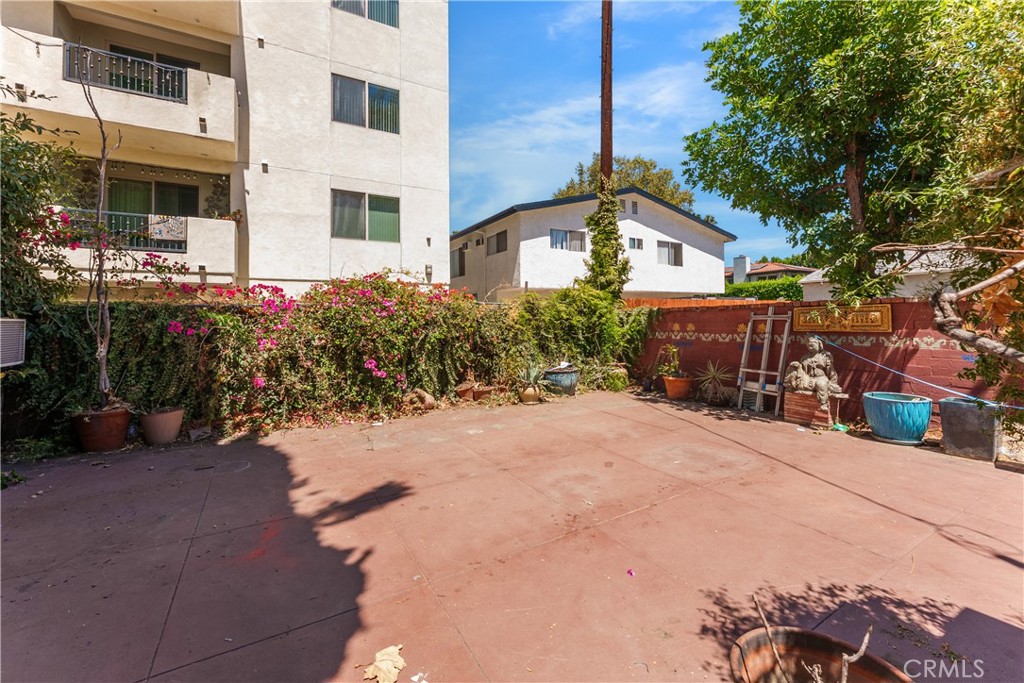 11209 La Maida Property Photo 4