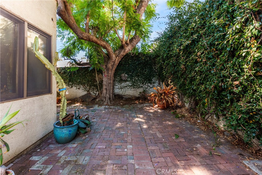 11209 La Maida Property Photo 5
