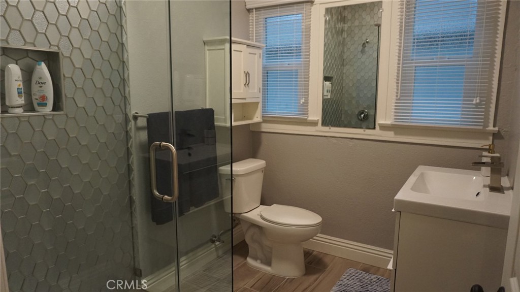 5433 Harold Way Property Photo 5