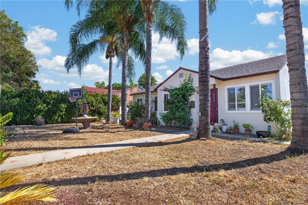 8210 White Oak Avenue Property Photo 3