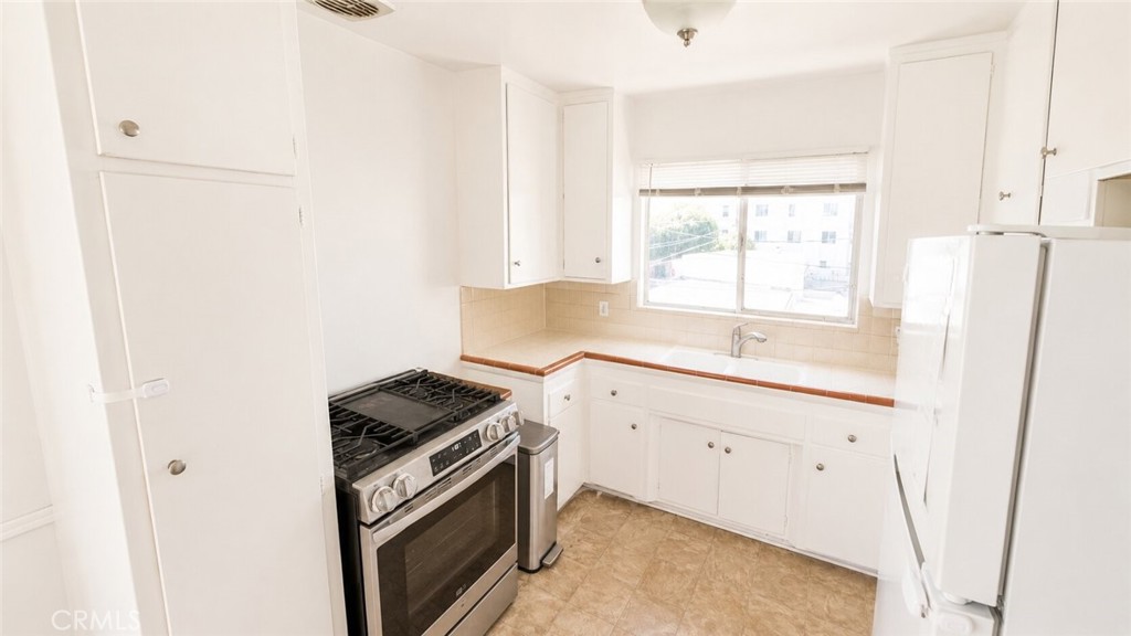1132 S Holt 7 Property Photo 4