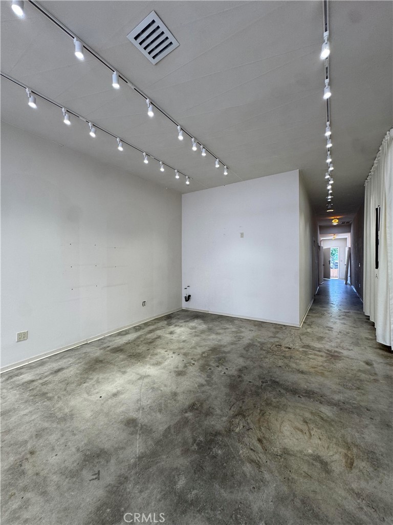 18596 Ventura Boulevard Property Photo 1