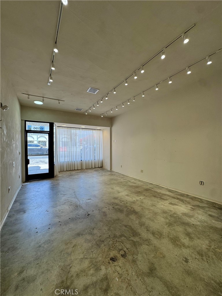 18596 Ventura Boulevard Property Photo 2