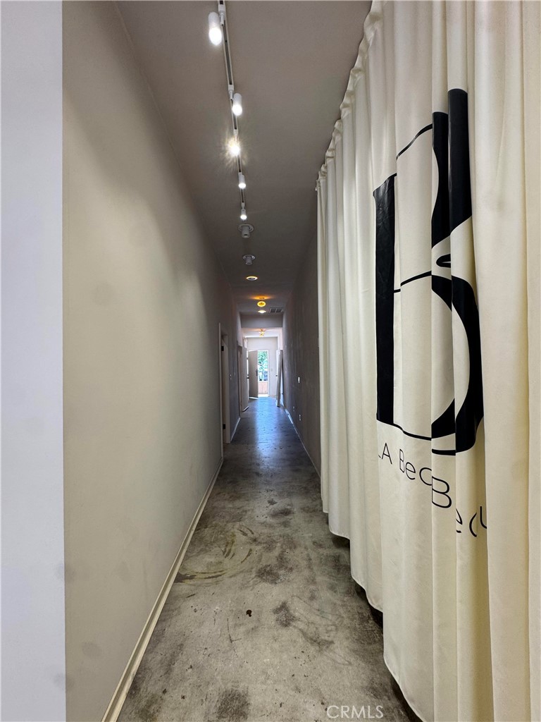 18596 Ventura Boulevard Property Photo 3