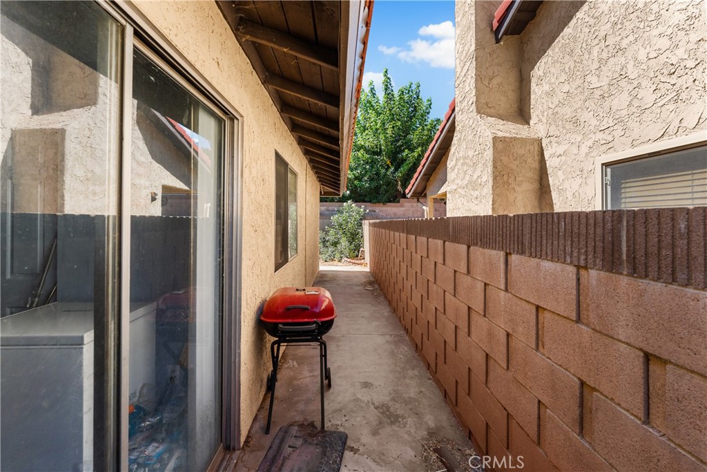 1152 E Avenue J12 Property Photo 11