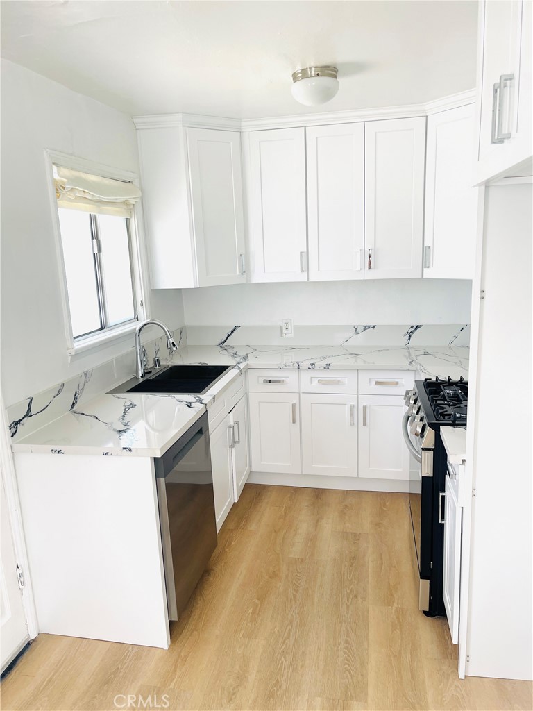 5754 Vineland Avenue Property Photo 1