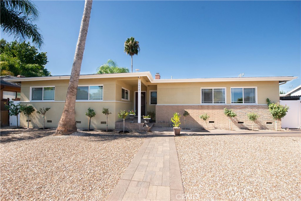 19541 Victory Boulevard Property Photo 1
