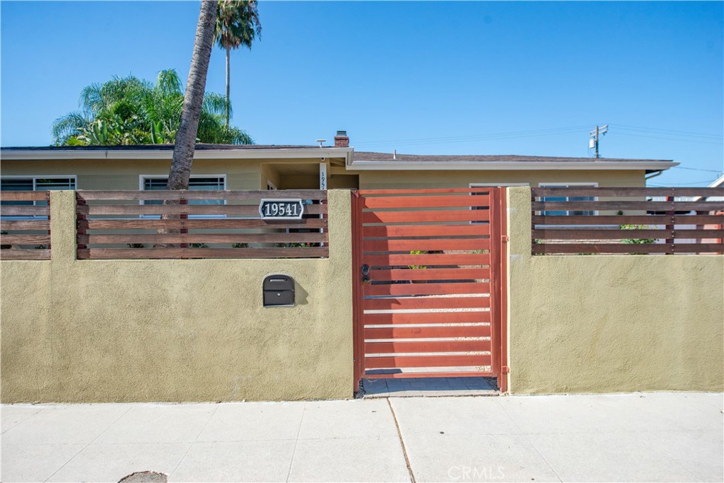 19541 Victory Boulevard Property Photo 2