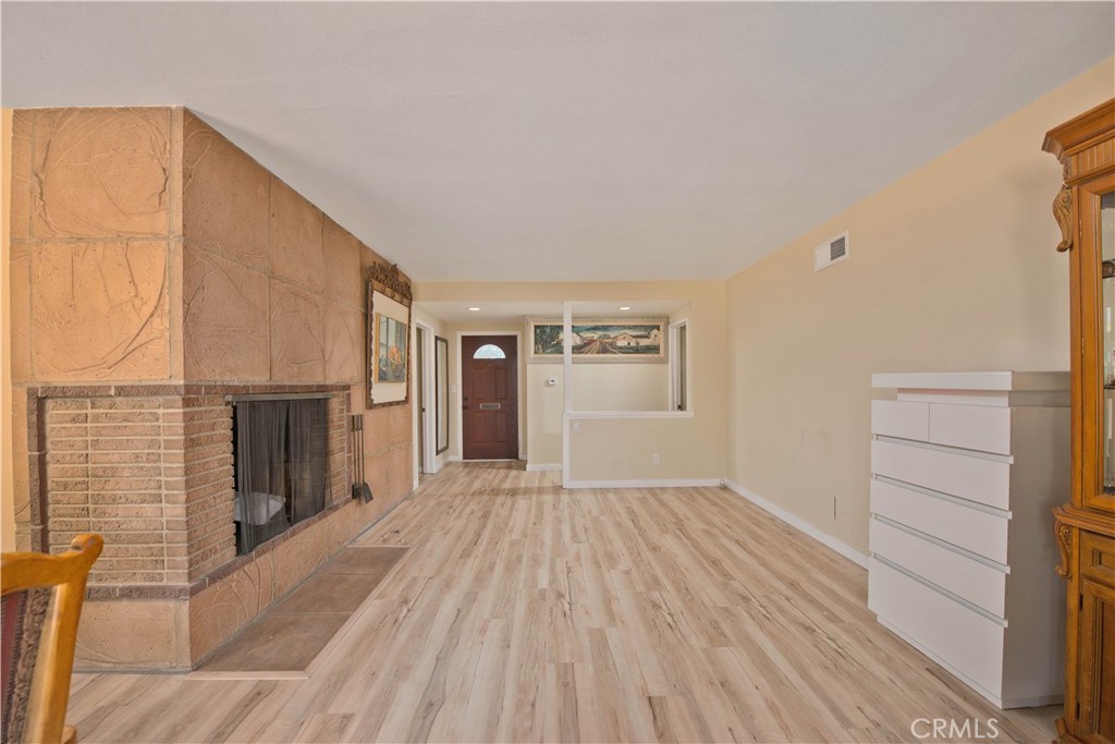 19541 Victory Boulevard Property Photo 3