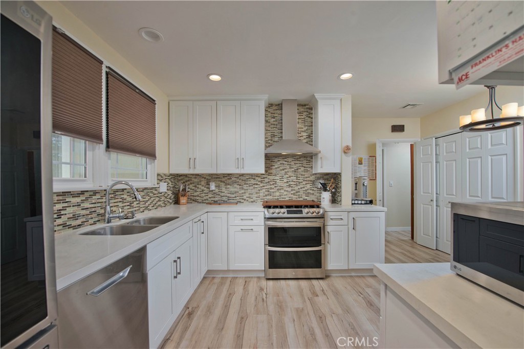 19541 Victory Boulevard Property Photo 5