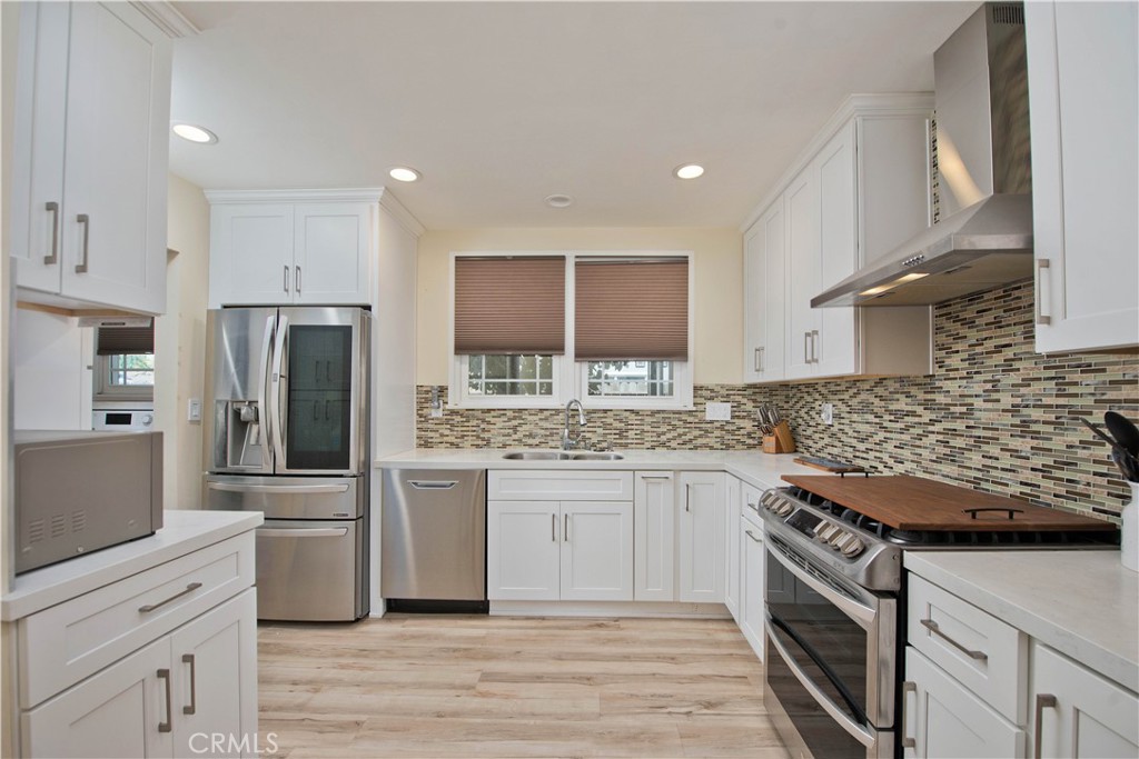 19541 Victory Boulevard Property Photo 6