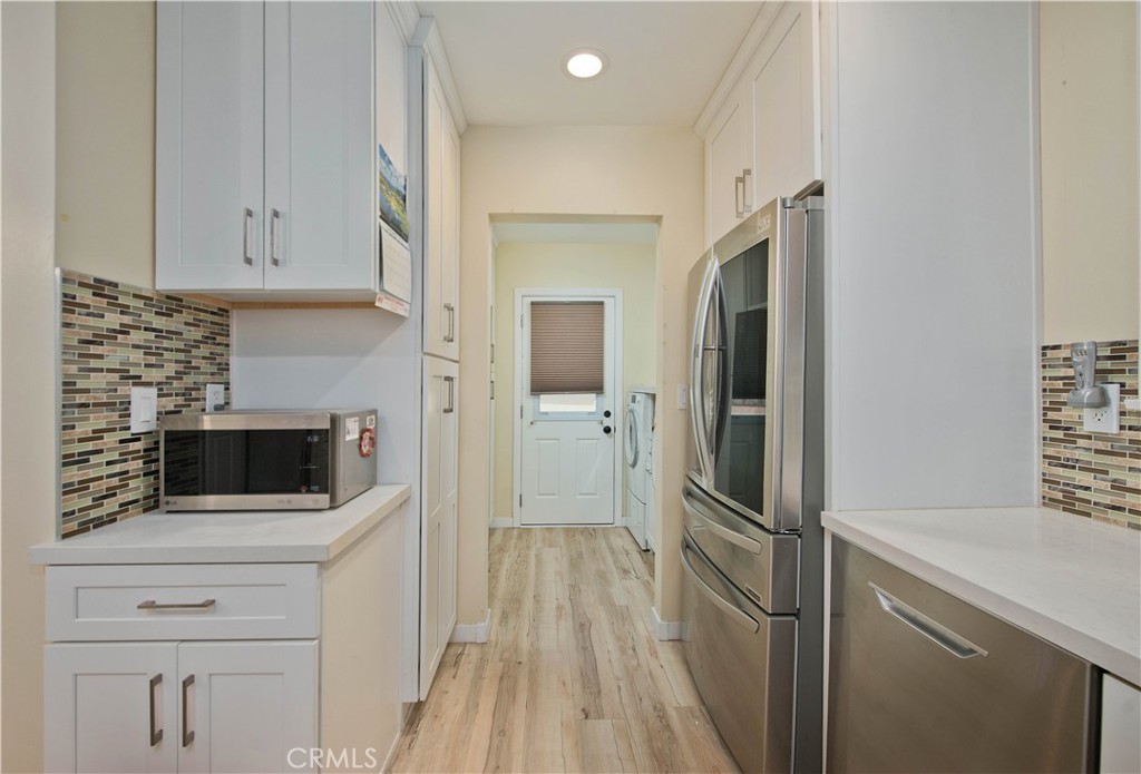 19541 Victory Boulevard Property Photo 7
