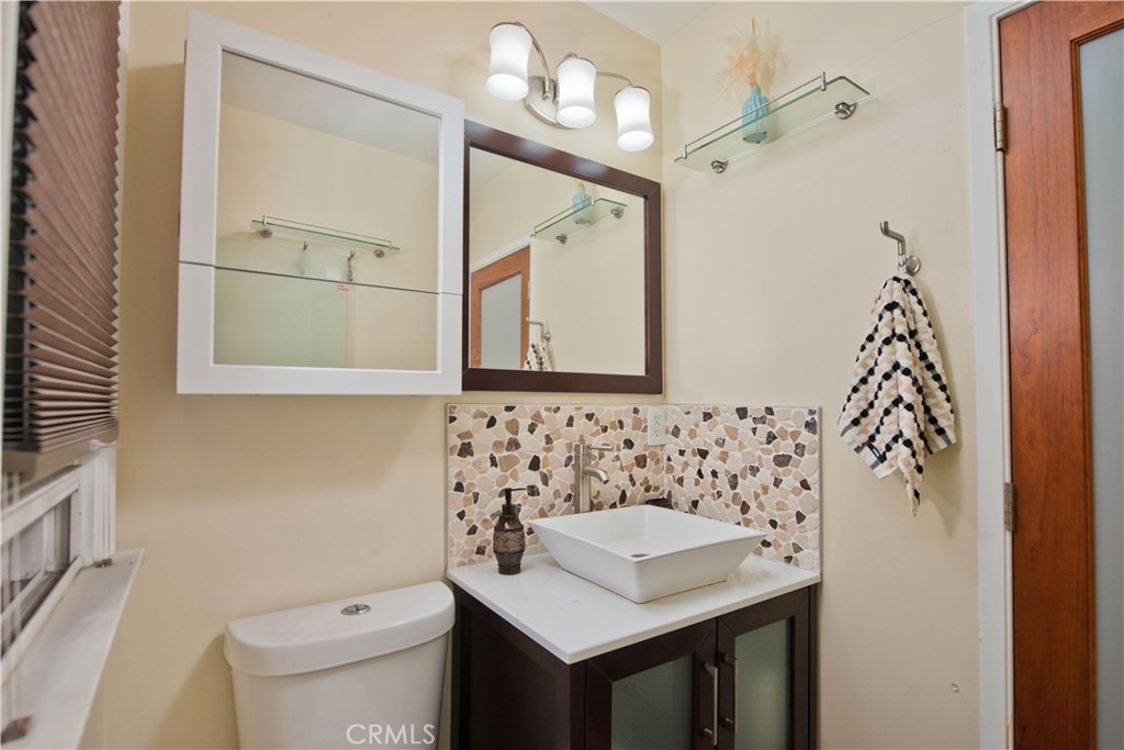 19541 Victory Boulevard Property Photo 14