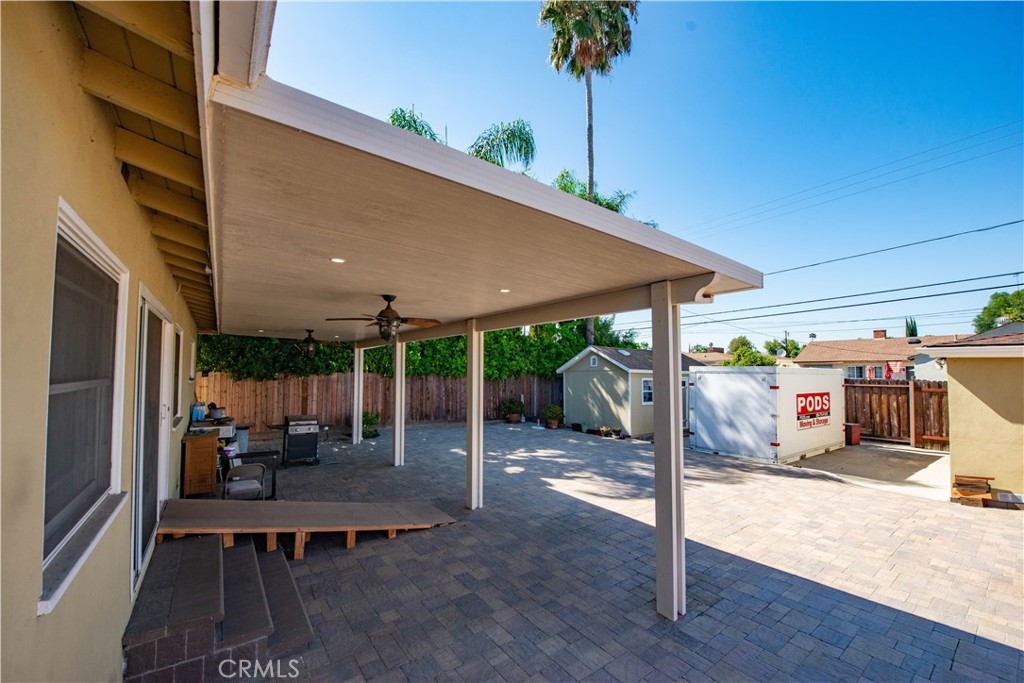 19541 Victory Boulevard Property Photo 18