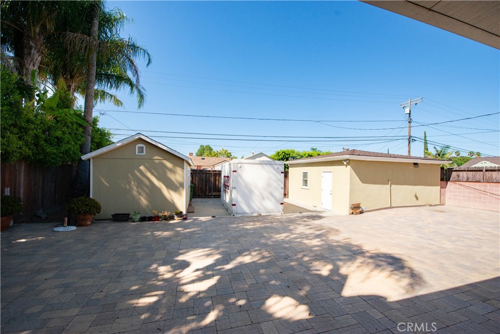 19541 Victory Boulevard Property Photo 20