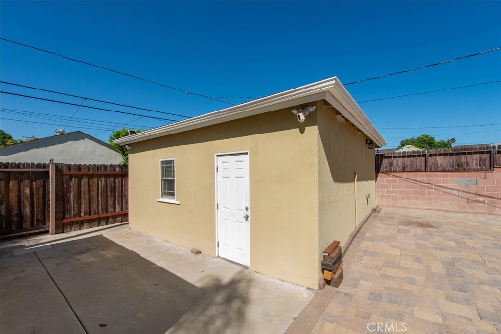 19541 Victory Boulevard Property Photo 21