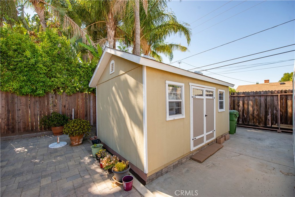 19541 Victory Boulevard Property Photo 22