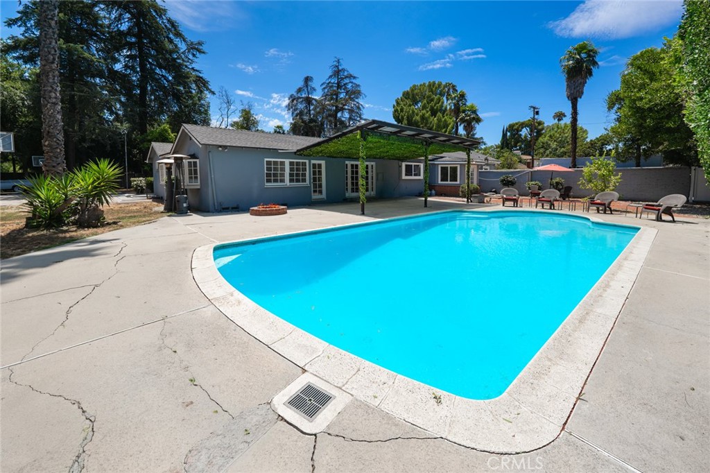 14151 Chandler Property Photo 4