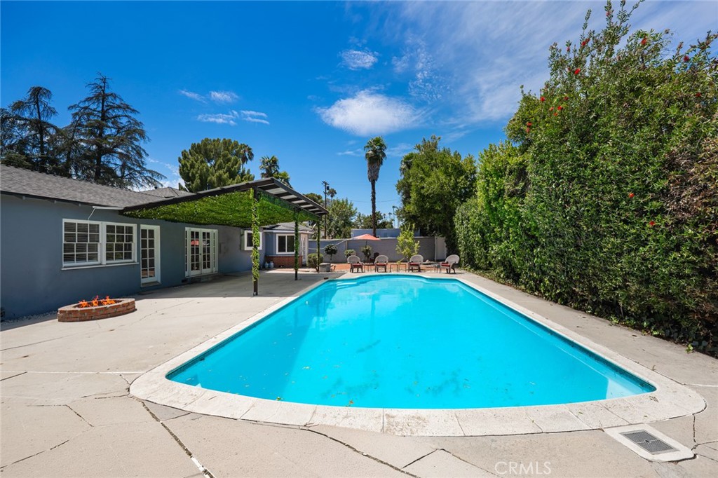 14151 Chandler Property Photo 5