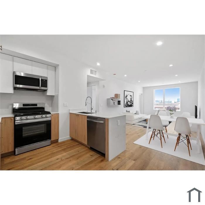 222 N Manhattan Property Photo 8