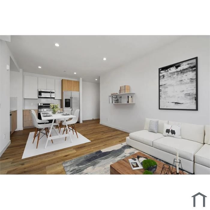 222 N Manhattan Property Photo 9