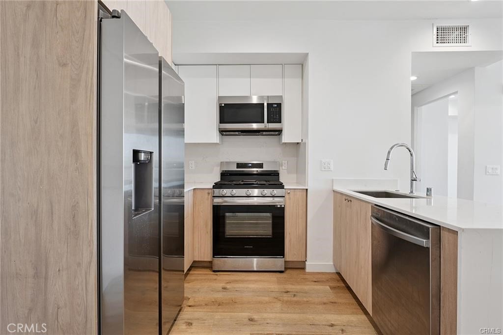 222 N Manhattan Property Photo 11