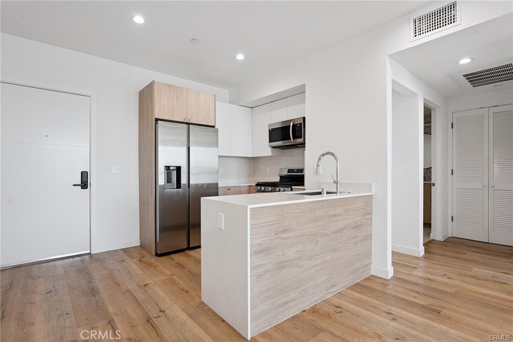 222 N Manhattan Property Photo 12
