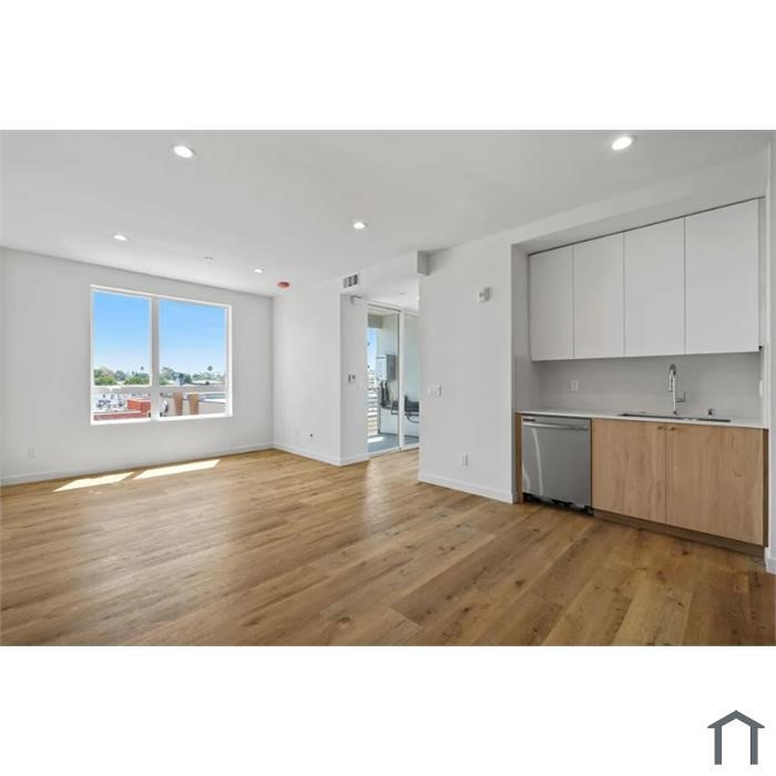 222 N Manhattan Property Photo 13