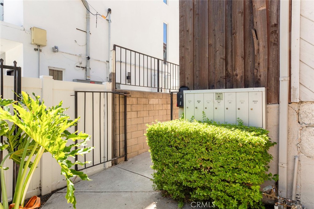 6847 Haskell Avenue 1 Property Photo 4