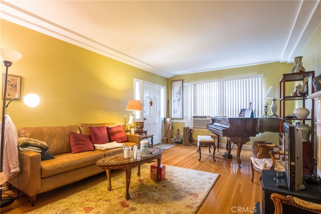 913 S Wilton Place Property Photo 8