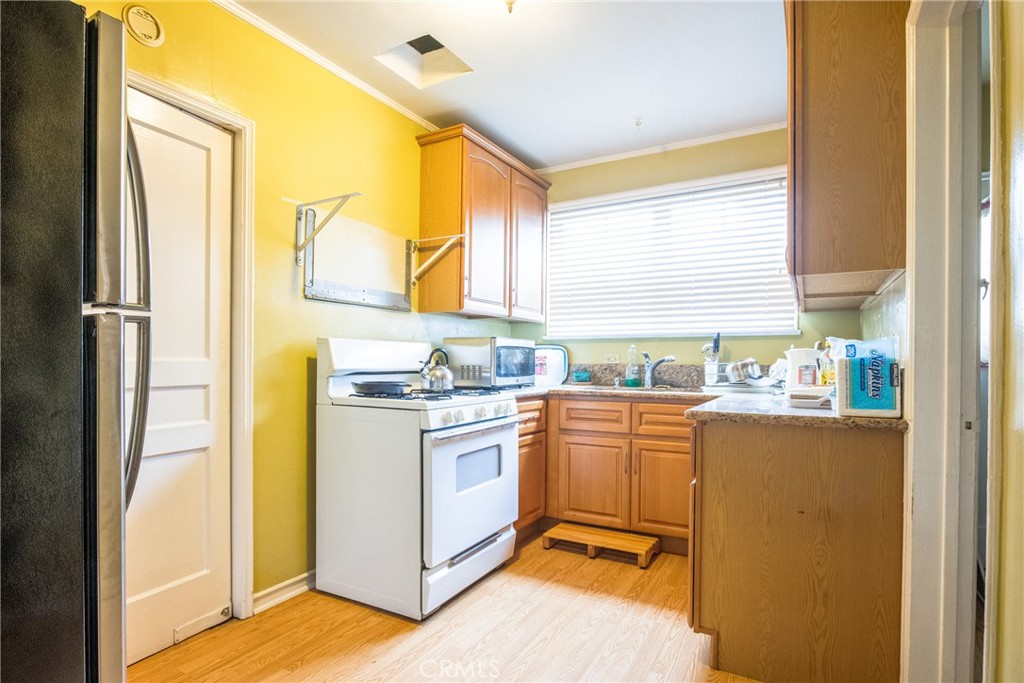913 S Wilton Place Property Photo 12